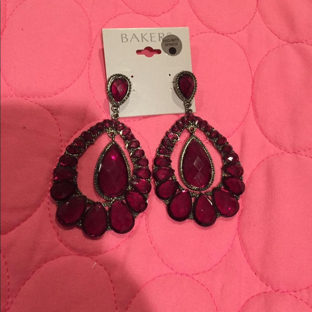 Hanging earrings from bakers